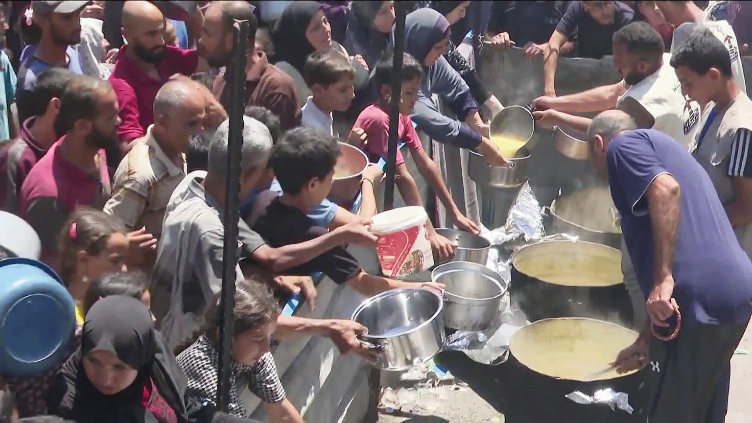 تهافت الغزيين على التكايا الخيرية في ظل تفاقم المجاعة