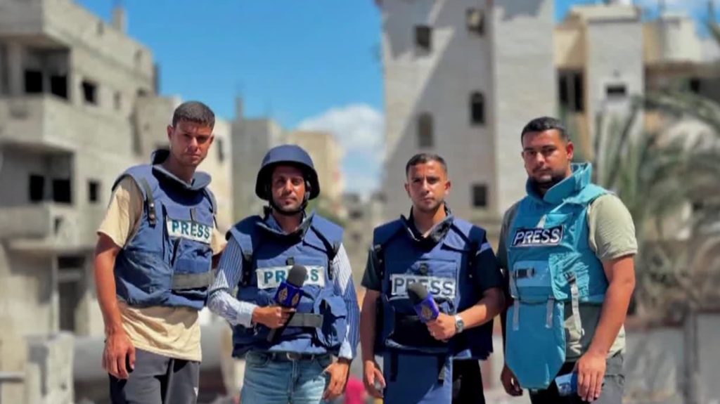 مصور الجزيرة بغزة يسرد تغطيته مجريات الحرب مع أنس الشريف