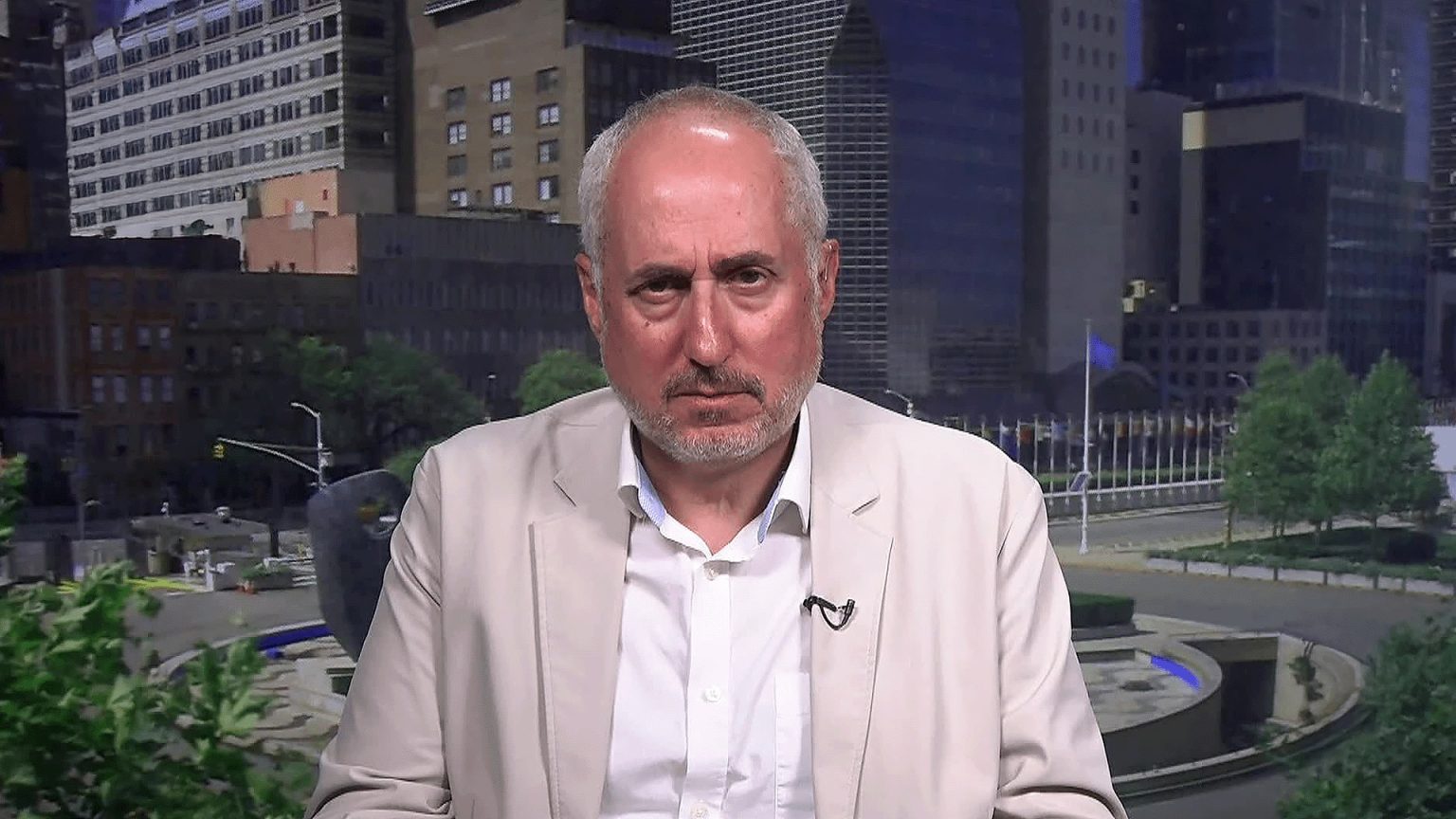 دوجاريك: إسرائيل تقتل الصحفيين لمنعهم من نقل ما يحدث بغزة