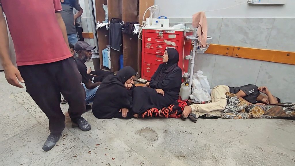 أزمة صحية حادة في مجمع الشفاء الطبي بغزة