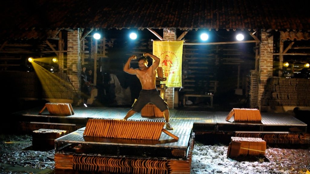 شاهد.. مسابقة كمال أجسام فريدة في إندونيسيا