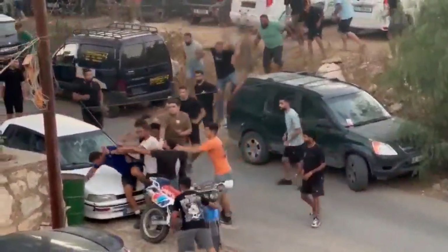 شاهد.. جماهير تلاحق حكما وتعتدي عليه بوحشية في لبنان