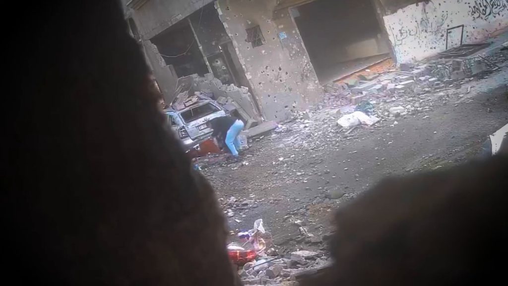 مشاهد استهداف مسيّرة طفلة تحاول تعبئة الماء بجباليا