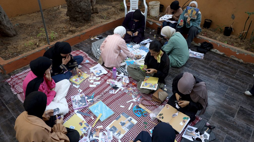 “أصوات الغد” في خيمة رهف.. ناد لدعم الأمل بين فتيات غزة