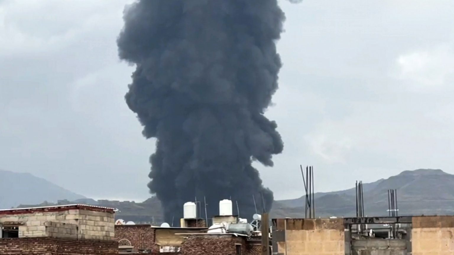 14 مقاتلة إسرائيلية تقصف صنعاء بـ40 صاروخا