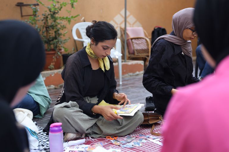 احدى طالبات مبادرة أصوات الغد خلال فعالية الرسم (خاص الجزيرة)