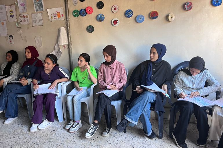 طالبات أصوات الغد خلال تدريبات في اللغة الإنجليزية تتضمن مهارات القراءة والكتابة (الجزيرة)