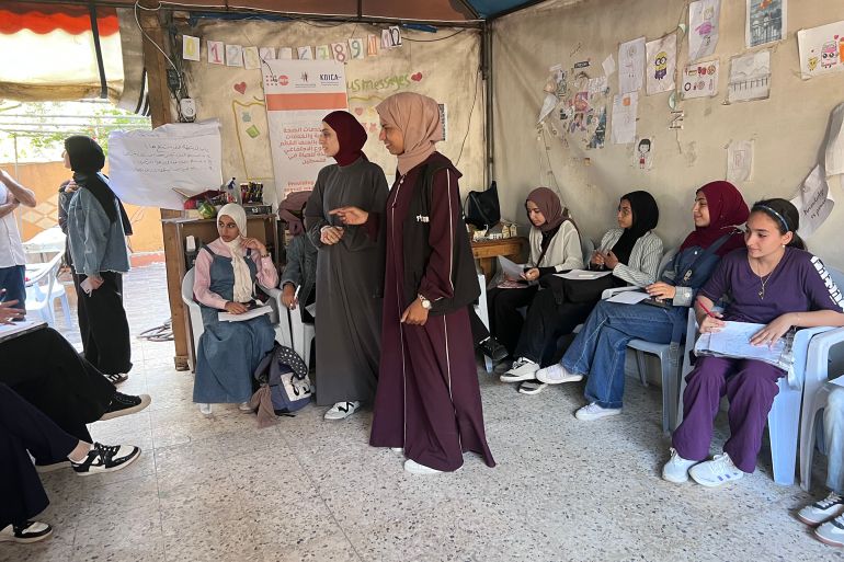 طالبات أصوات الغد خلال جلسة حوارية (الجزيرة)