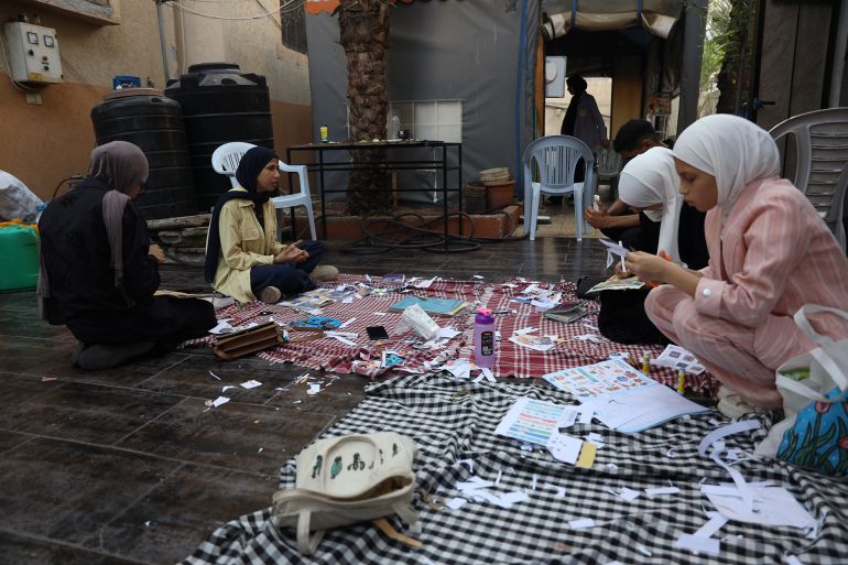 طالبات مبادرة أصوات الغد خلال فعالية التدوين البصري (خاص الجزيرة)