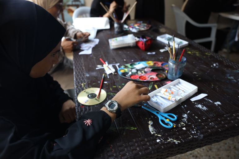 طالبات مبادرة أصوات الغد خلال فعالية الرسم بالألوان المائية (خاص الجزير)