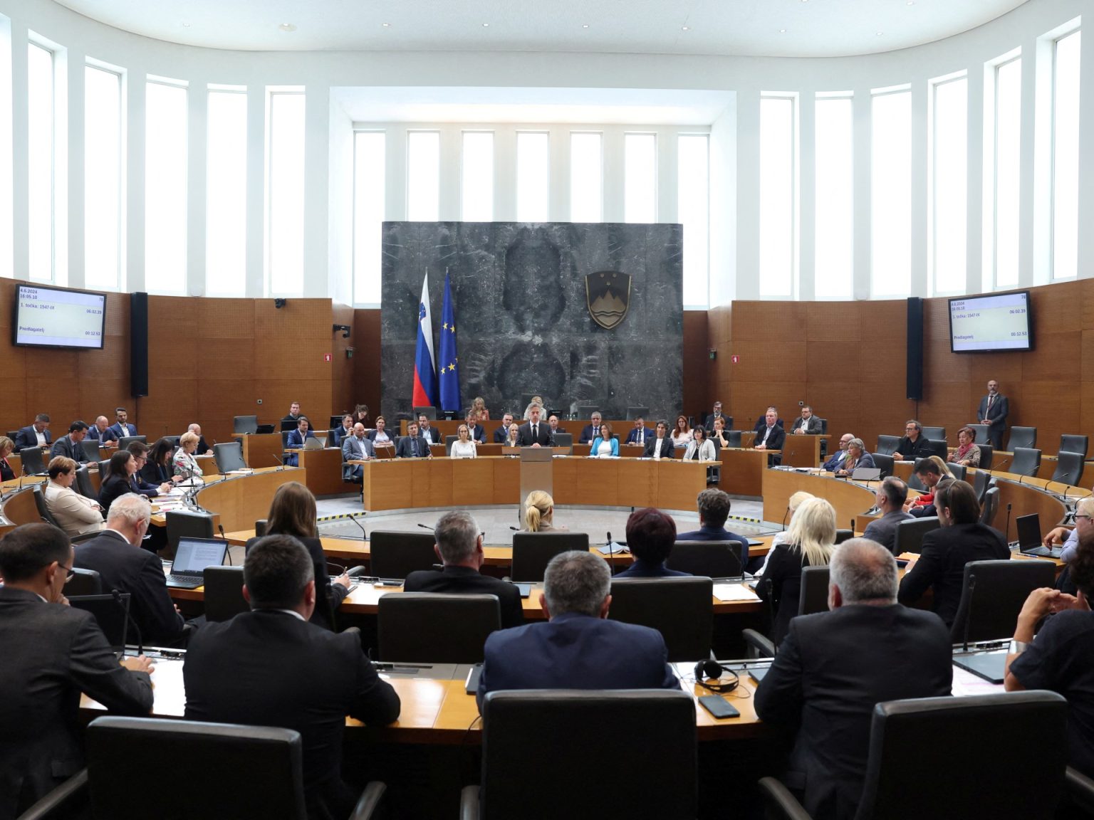 سلوفينيا أول دولة أوروبية تحظر تجارة الأسلحة مع إسرائيل