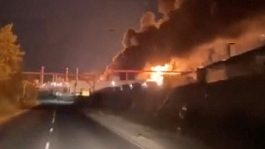 حرب مسيّرات روسية أوكرانية وترامب لا يستبعد لقاء بوتين وزيلينسكي بألاسكا