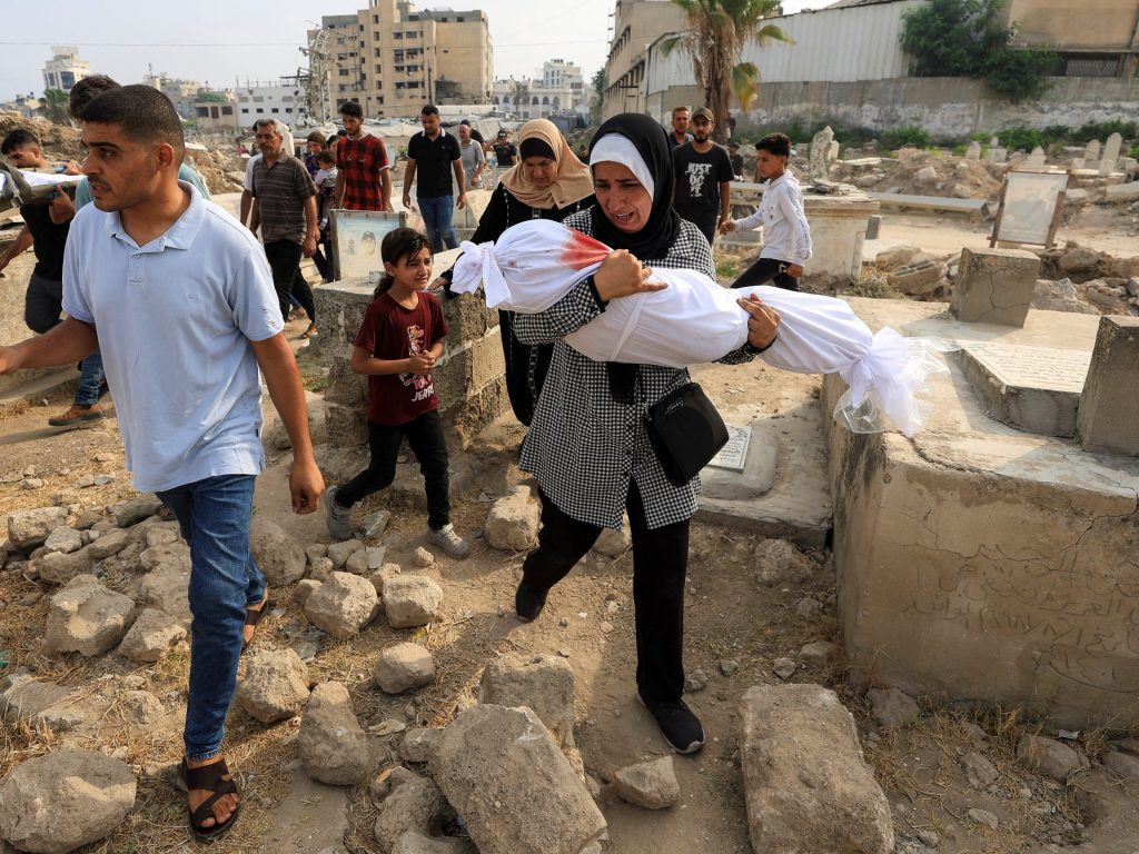 إسرائيل تقتل 7 من عائلة واحدة وعددا من منتظري المساعدات