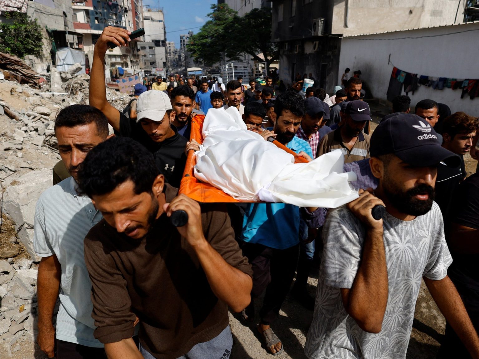 عشرات الشهداء باستهداف الاحتلال المجوّعين والنازحين بغزة