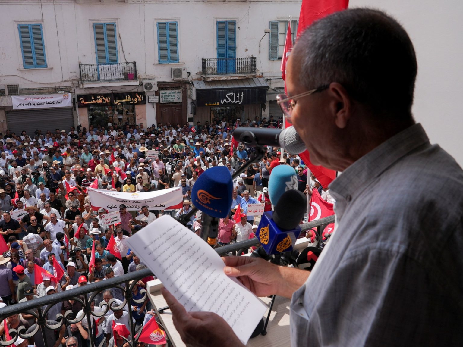 المعلمون التونسيون ينظمون “يوم غضب” للمطالبة بزيادة الأجور | أخبار