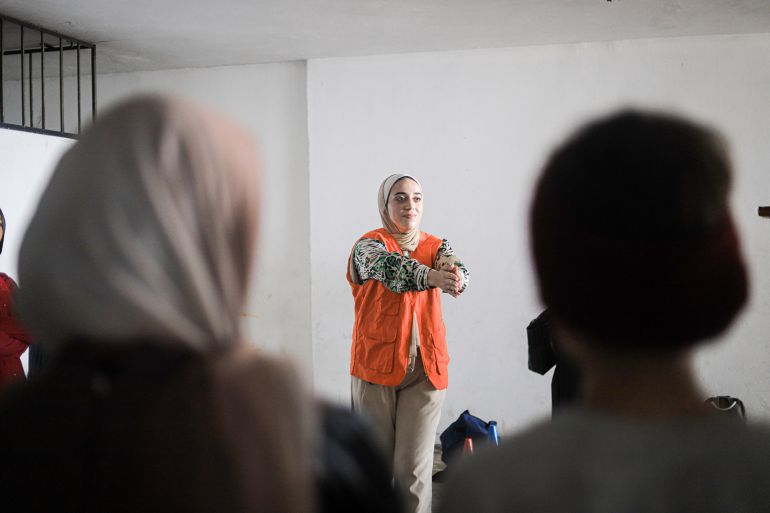 دينا العكلوك أثناء حصة تدريبية على الإسعاف النفسي الأولي