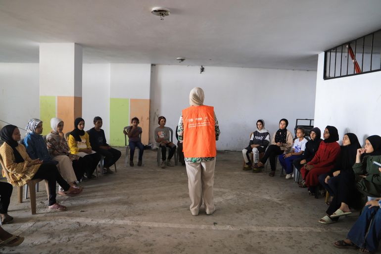 متدربون خلال حصة تدريبية ضمن ورشة إسعاف نفسي أولي في غزة