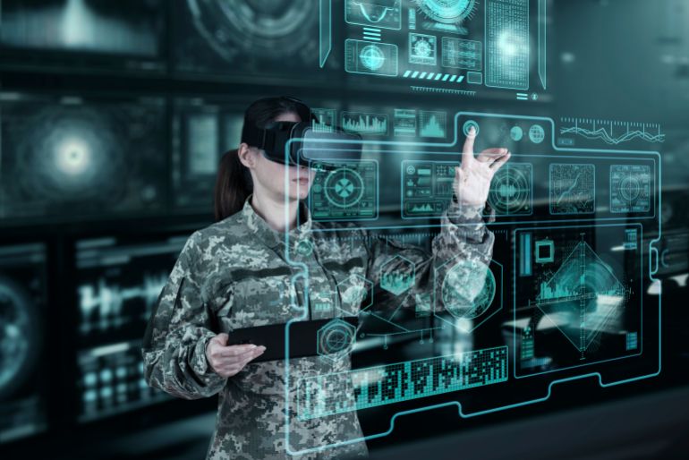 قائد ميداني يستخدم جهازًا رقميًا ونظارات واقع افتراضي لتوجيه الوحدات القتالية