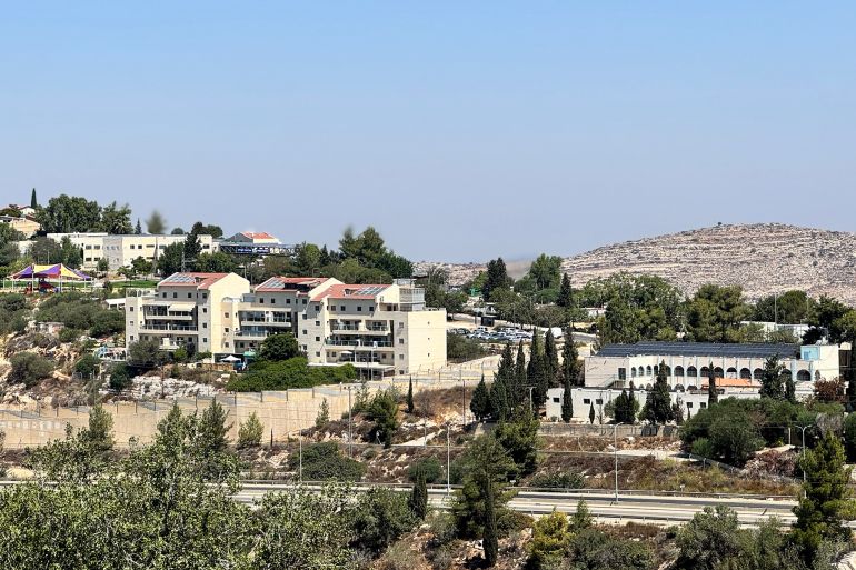 5.فلسطين، رام الله، قرية الطيرة، 23 آب 2025، سلام أبوشرار. مشهد لتوسعة مستوطنة جفعات زئيف على أراضي القرية التي تصلها بقرى شمال غرب القدس. الجزيرة نت_