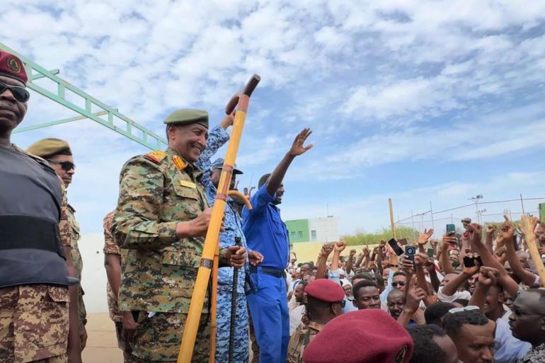 رئيس مجلس السيادة السوداني عبد الفتاح البرهان أثناء زيارته مدينة الدندر بولاية سنار (وكالة الأنباء السودانية)