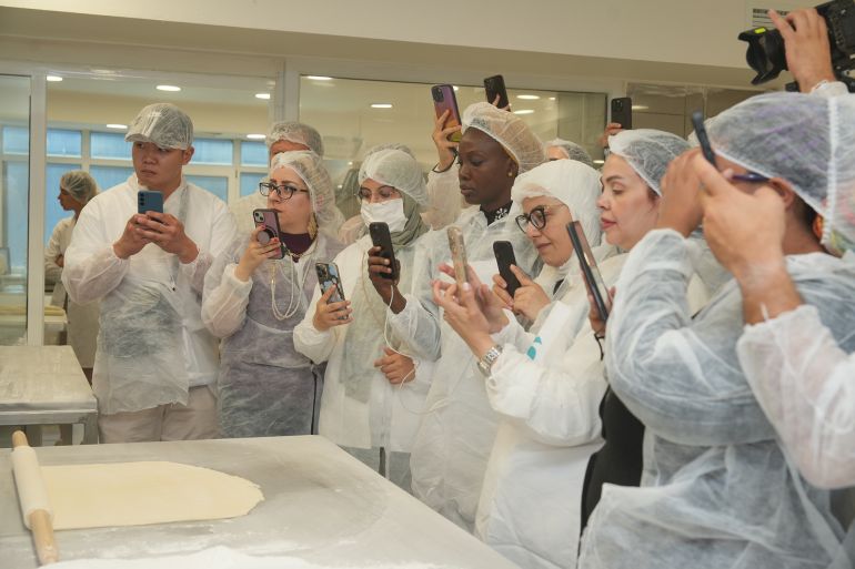 في إطار برنامج "المدرسة الصيفية للمطبخ التركي" الذي ينظّمه معهد "يونس إمره" الثقافي، أُتيحت الفرصة لـ 13طاهيا قدموا من دول مختلفة لاكتشاف نكهات الأناضول عن قرب. ويأتي البرنامج ضمن مبادرة "المدارس الصيفية للغة التركية وعلم التركيات والدورات التخصصية"، التي ينفذها معهد "يونس إمره" لبناء جسور ثقافية بين الشعوب. ( Yunus Emre Enstitüsü - وكالة الأناضول )