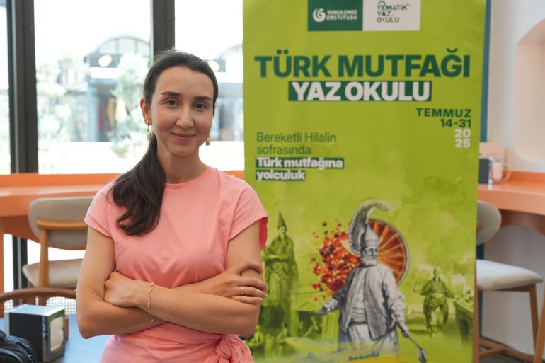 في إطار برنامج "المدرسة الصيفية للمطبخ التركي" الذي ينظّمه معهد "يونس إمره" الثقافي، أُتيحت الفرصة لـ 13طاهيا قدموا من دول مختلفة لاكتشاف نكهات الأناضول عن قرب. ويأتي البرنامج ضمن مبادرة "المدارس الصيفية للغة التركية وعلم التركيات والدورات التخصصية"، التي ينفذها معهد "يونس إمره" لبناء جسور ثقافية بين الشعوب. أعربت الشيف الأذربيجانية أينور أحمدوفا القادمة من المملكة المتحدة، عن "حبها الكبير للمطبخ التركي". ( Yunus Emre Enstitüsü - وكالة الأناضول )