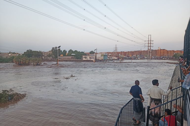 الأمطار والسيول حولت بعض أحياء عدن إلى بحيرات مغلقة (الجزيرة) (2)