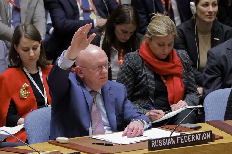 فاسيلي نيبينزيا مندوب روسيا الأممي الدائم خلال اجتماع لمجلس الأمن الدولي (رويترز)