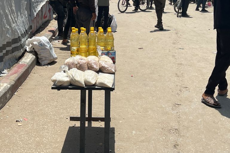 رغم تدفق كميات من المساعدات إلى غزة لكنها لم تنجح في خفض الأسعار بسبب قلة كمياتها وعدم سماح الاحتلال بتأمين وصولها لمخازن المنظمات الدولية المسؤولة عن توزيعها