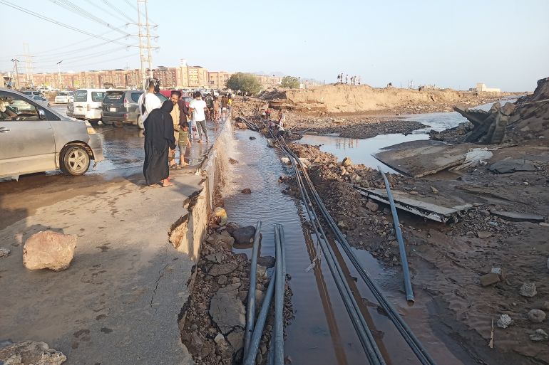 سيول عدن تخلّف أضرارًا مادية كبيرة وتوقف إمدادات مياه الشرب عن آلاف السكان (الجزيرة) (2)