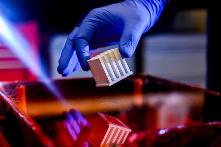 البلاستك الجديد يتحاشى مشكلة عزل الحرارة داخل الأجهزة (جامعة نورثويسترن)