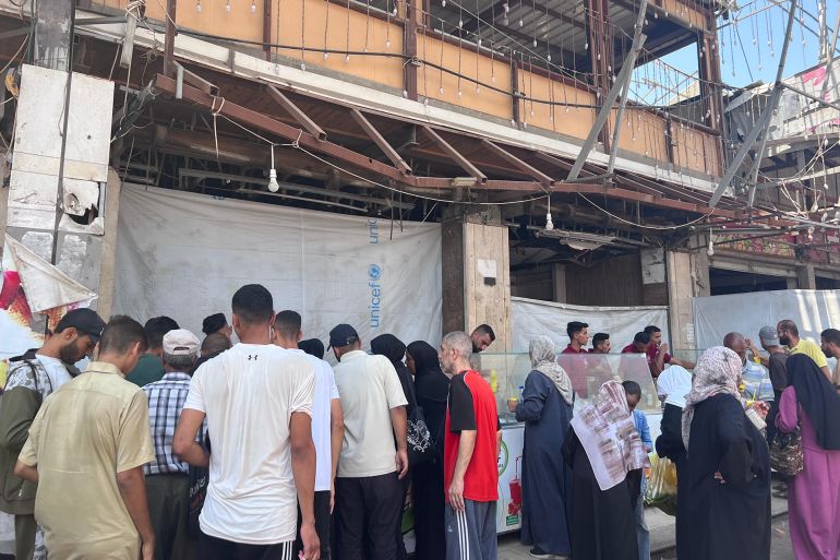 الحر الشديد يدفع الناس للبحث عما يروي عطشهم وظمأهم (الحزيرة)