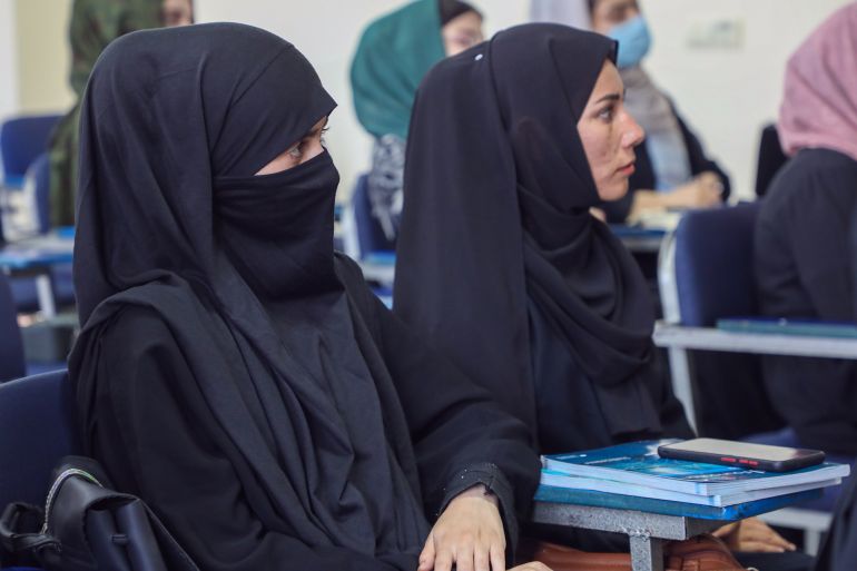 طالبات أفغانيات يشاركن في دورة تعليم اللغة الإنجليزية داخل أحد الدورات في كابل مصدر الصور: صفحات رسمية لجامعات أفغانية