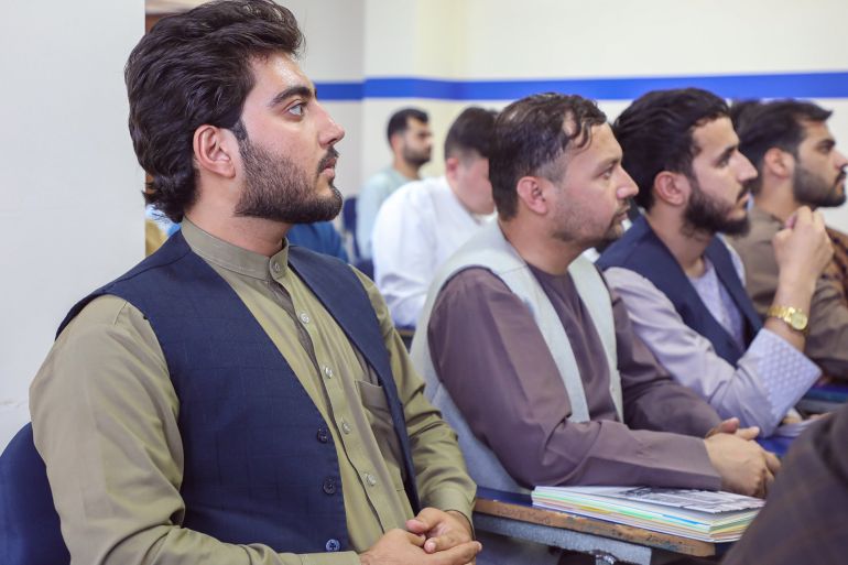 طلاب في باحة جامعة كابل أثناء حضورهم للحرم الجامعي، في مشهد يعكس الحياة اليومية الجامعية. (2)مصدر الصور: صفحات رسمية لجامعات أفغانية