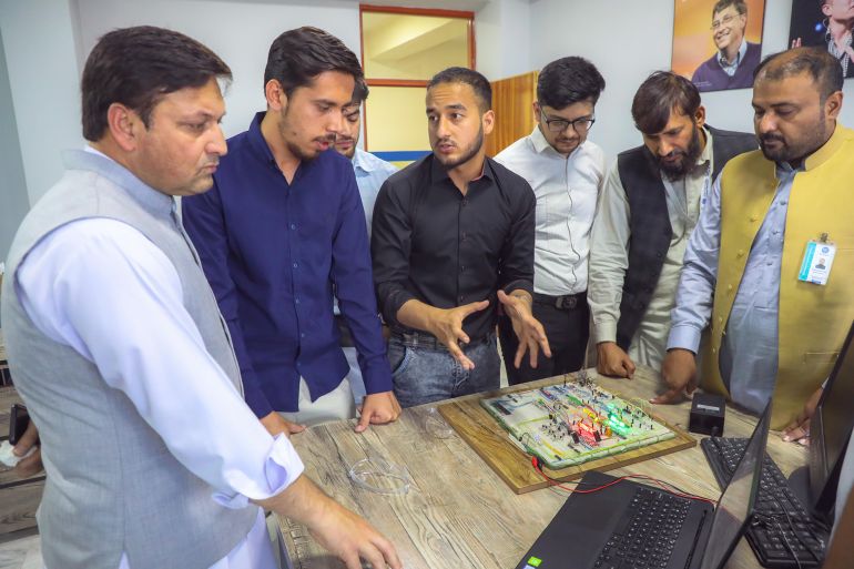 طلاب يشاركون في درس عملي بأحد المختبرات الجامعية في أفغانستان، حيث يطبقون المفاهيم النظرية بشكل عملي_مصدر الصور: صفحات رسمية لجامعات أفغانية