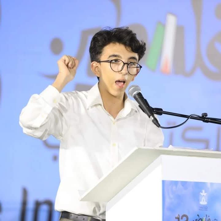 _الشاعر حيدر الغزالي وهو يلقي قصيدة شعرية من قصائده