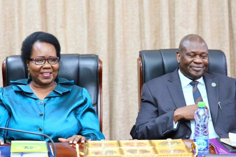 ريك مشار (يمين الصورة) بجانب وزيرة الزراعة جوزفين لاقو في اخر ظهور له في مجلس الوزراء قبيل وضعه تحت الاقامة الجبرية (رئاسة الجمهورية)