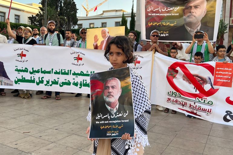 أطفال يحملون صور إسماعيل هنية كتب عليها عبارات قالها الشهيد في مناسبات مختلفة