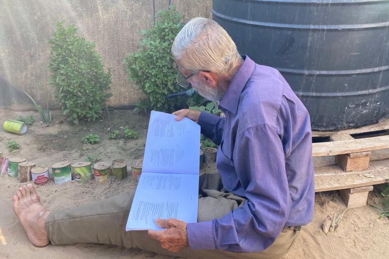 عبثت الحرب بالمستشار القانوني غانم العطار ويعيش حياة قاسية نازحا بعيدا عن بلدته وعمله-رائد موسى-خان يونس-الجزيرة نت