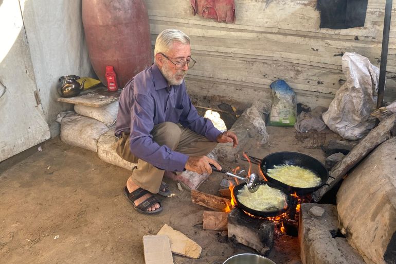 فرضت تداعيات الحرب والحصار ظروف حياة قاسية على المستشار القانوني غانم العطار-رائد موسى-خان يونس-الجزيرة نت