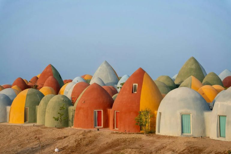 تُساهم الهياكل المقببة والقباب، كتلك المستخدمة في خزانات تبريد المياه المحلية، في إنشاء مناطق مظللة تُخفّض درجات الحرارة بشكل ملحوظ. كما تساعد أسطحها المنحنية في التخفيف من الآثار المدمرة للرياح.