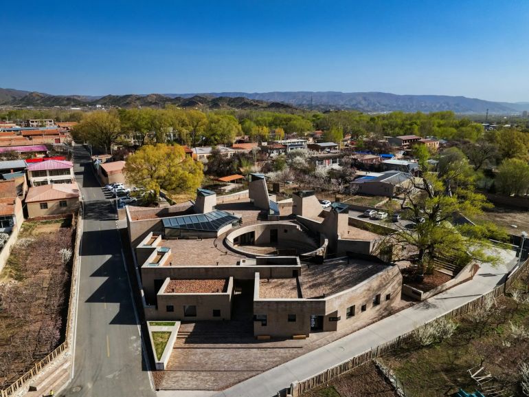 تشكّل القرية محورا لمبادرةٍ لإحياء الريف أُطلقت عام 2018، مما أدى إلى انتشار واسع لنفايات الطوب. وبالتعاون مع القرويين والفنانين المحليين، اقترح المعماري تشانغ بنغجو إعادة استخدام هذا الطوب لبناء مركز مجتمعي متعدد الوظائف ومنخفض التكلفة