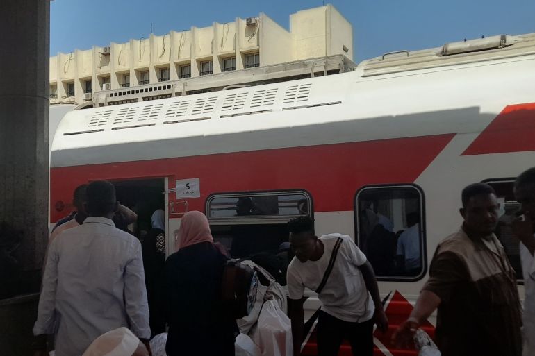 ازدحام عند باب العربة، تختلط فيه لهفة العودة مع خوف المجهول.