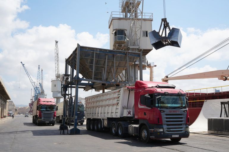 تنسيق متكامل بين الجهات المعنية لضمان وصول القمح إلى المطاحن والمراكز المخصصة دون أي تأخير(الجزيرة نت)