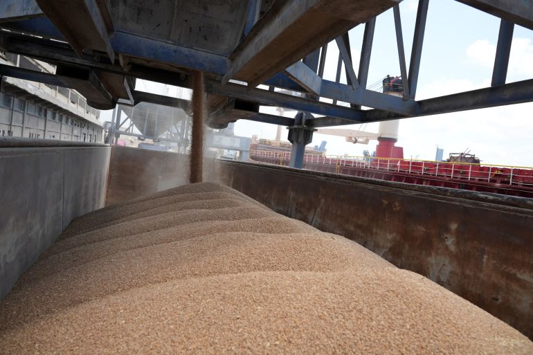 مرفأ طرطوس _على جاهزية تامة لاستقبال المزيد من بواخر القمح(الجزيرة نت)