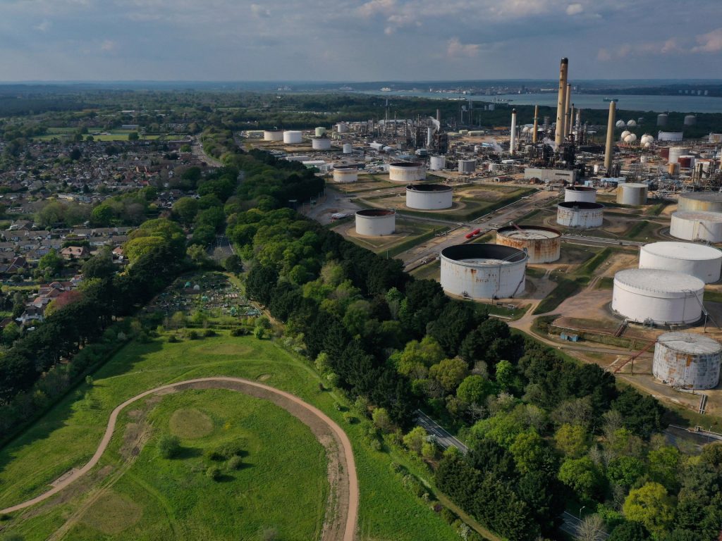 ترجيح هبوط النفط وسط ارتفاع الإمدادات وتأثير الرسوم الجمركية