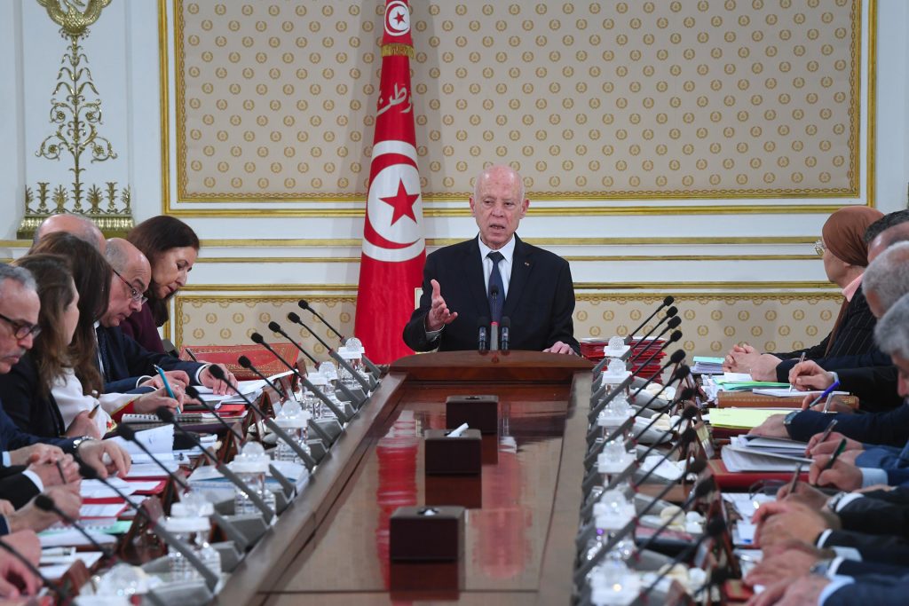 لوبوان: قيس سعيد مستبد الظلام التونسي