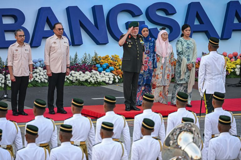 ملك ماليزيا إبراهيم اسكندر (يمين) ورئيس الوزراء أنور إبراهيم (الثاني من اليسار) أثناء الاحتفال الرسمي بالذكرى ٦٨ للاستقلال في العاصمة الإدارية بوتراجايا ( هيئة الإعلام الماليزية).