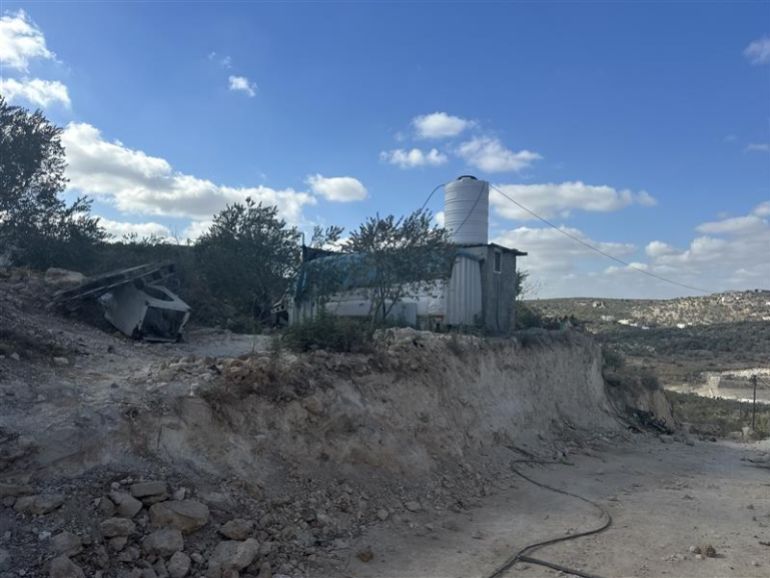 _رحلة نزوح عبد السلام عودة وزوجته من منزلهما في مخيم طولكرم انتهت إلى حياة قاسية داخل حافلة مهترئة (الجزيرة)