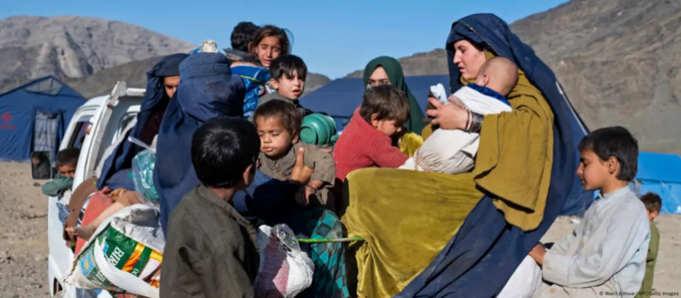 عائلة أفغانية بعد ترحيلها من باكستان في مطقة تورخم على الحدود الباكستانية الأفغانية مصدر الصورة قناة (دي دبل يو الألمانية)